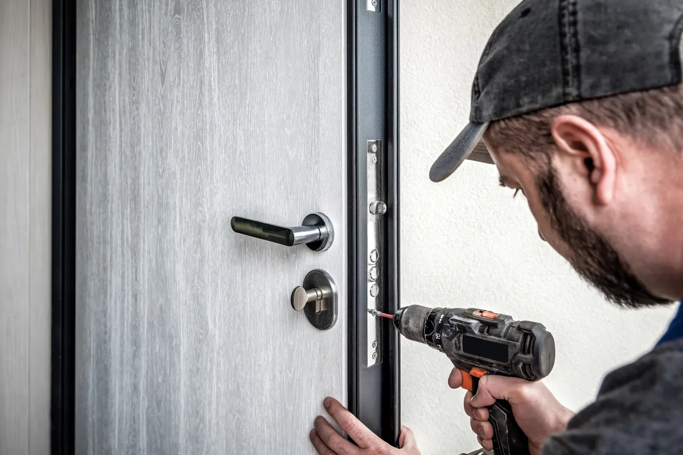 Pose d'une serrure sur une porte de pavillon à Houilles